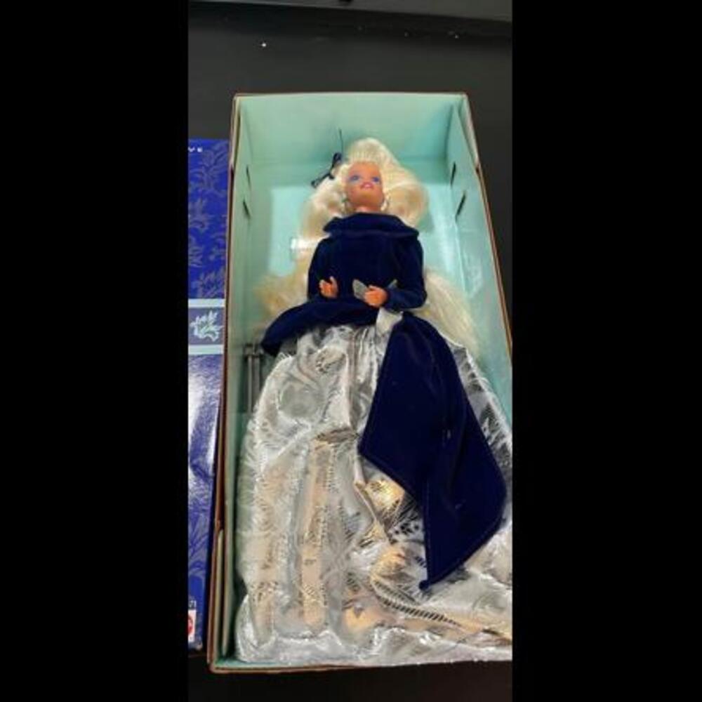 Winter Velvet Barbie Doll Mattel Vintage 1995 Avon Exclusive 15571 NEW with Box